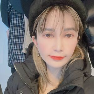 Meet your Posher, Adina